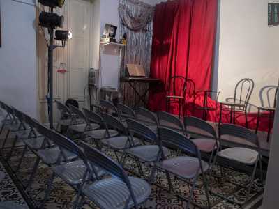 Ci ritroviamo cos� in una stanza dove sono sistemate una quarantina di sedie poste davanti a una pedana che funge da palco